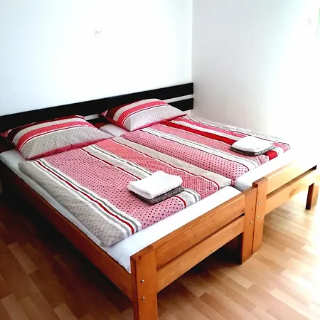 Licki Krovovi Motel 2*