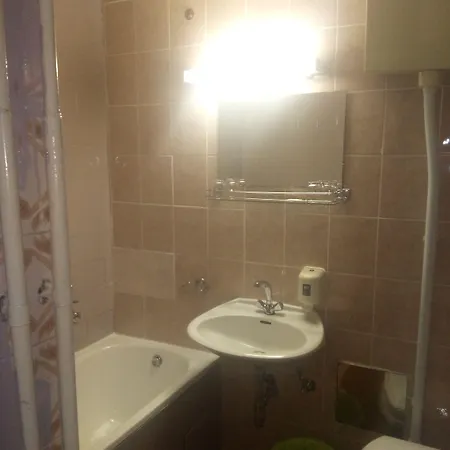 Licki Krovovi Motel 2*