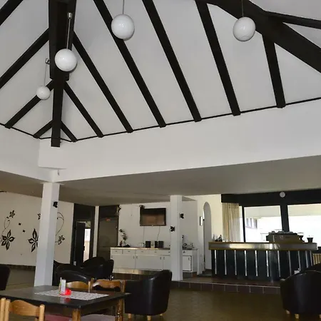 Licki Krovovi Motel 2*